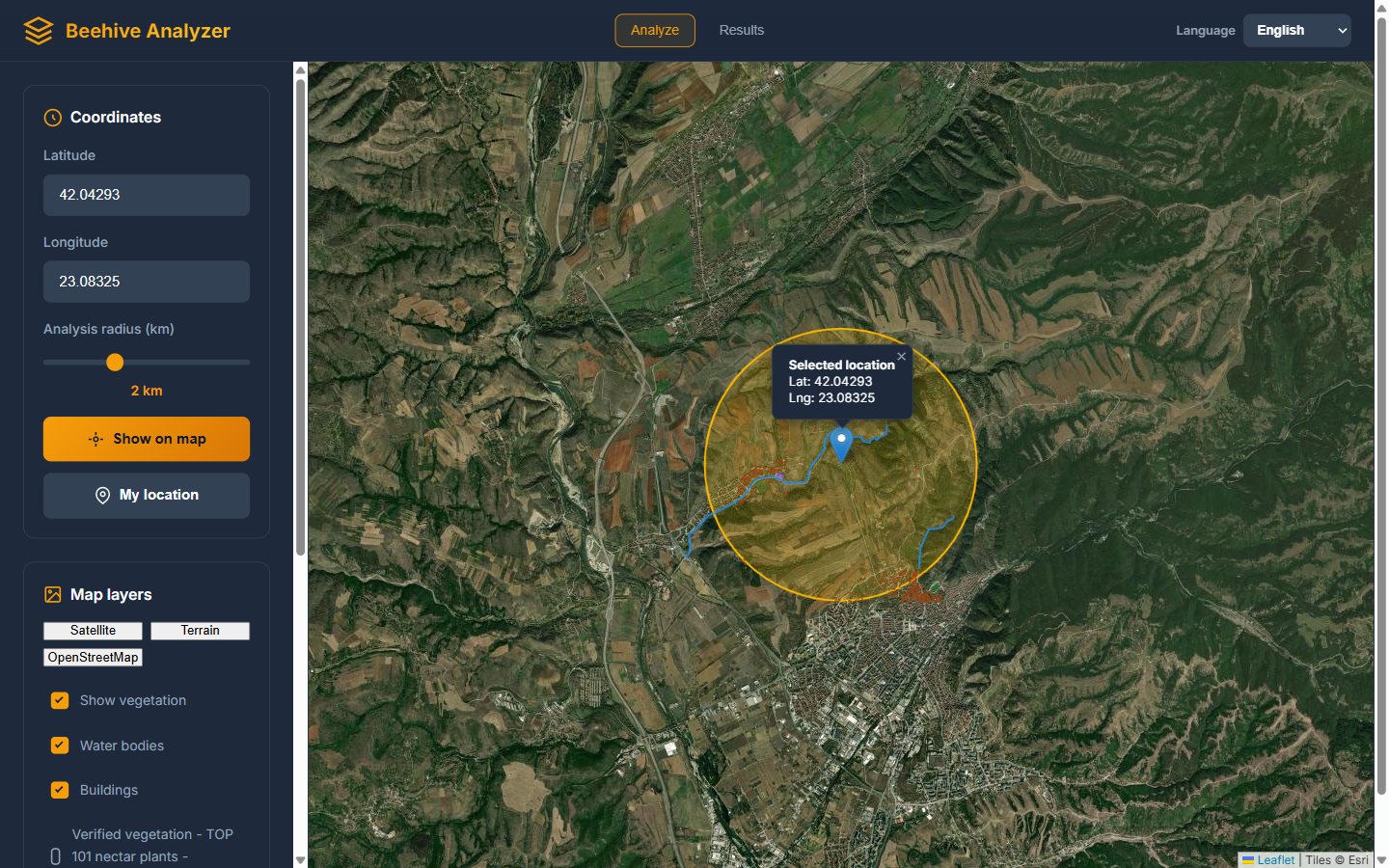 Карта на Beehive Analyzer с включени слоеве растителност, водни обекти и сгради